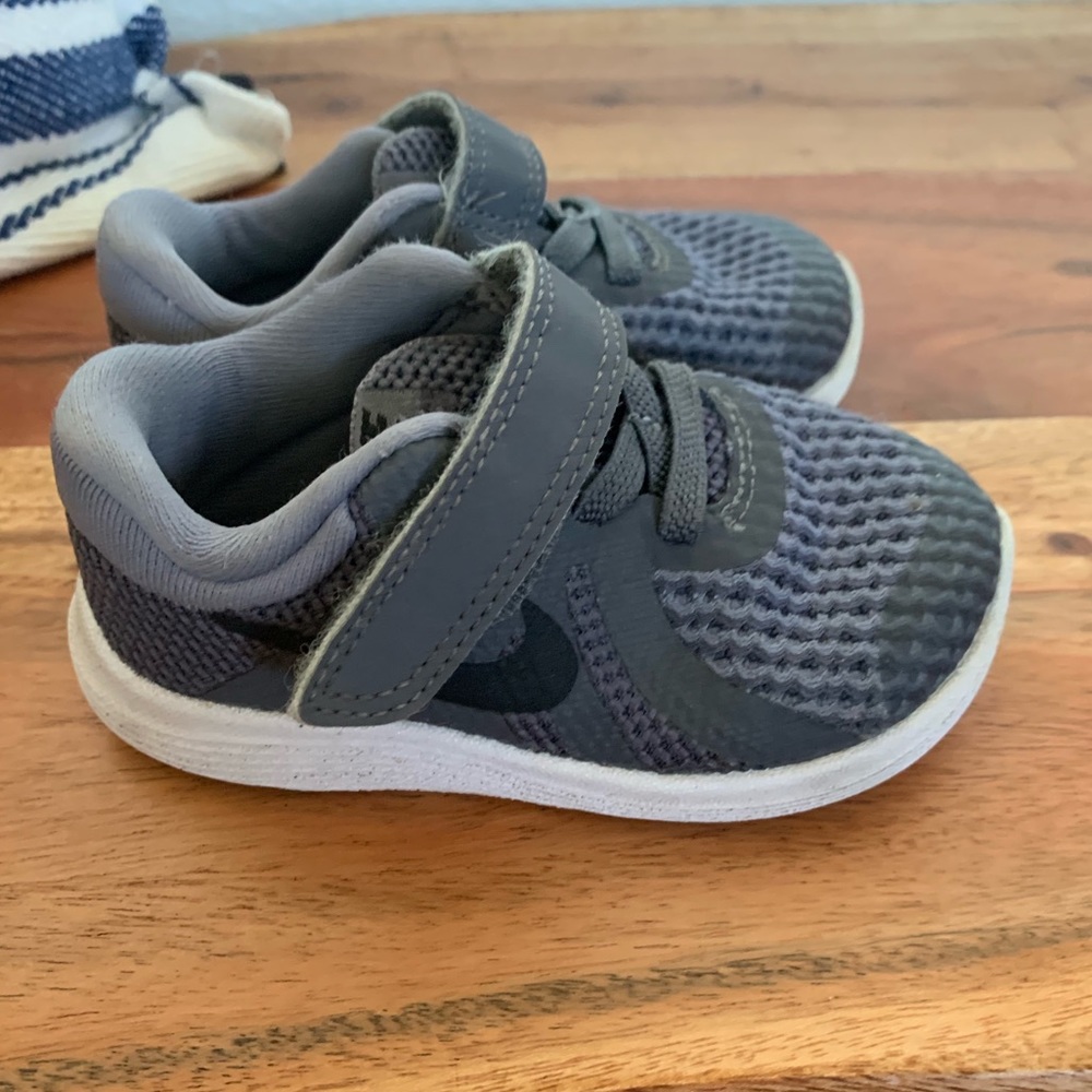 Nike toddler sneakers size 5 gray and black